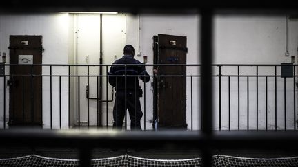 Un surveillant à la prison de Fresnes (Val-de-Marne), le 17 octobre 2018. (PHILIPPE LOPEZ / AFP)