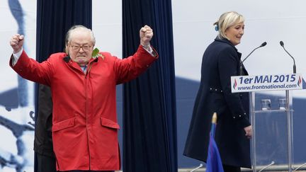 Jean-Marie Le Pen et sa fille Marine, lors du 1er mai 2015 à Paris.&nbsp; (PHILIPPE WOJAZER / REUTERS)