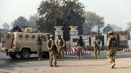 Des soldats pakistanais montent la garde devant l'&eacute;cole de Peshawar attaqu&eacute;e par des talibans, le 16 d&eacute;cembre 2014. (FAROOQ NAEEM / AFP)