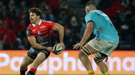 Antoine Dupont, demi de mêlée du Stade toulousain, lors du match Toulouse-Perpignan samedi 3 décembre. (CHARLY TRIBALLEAU / AFP)