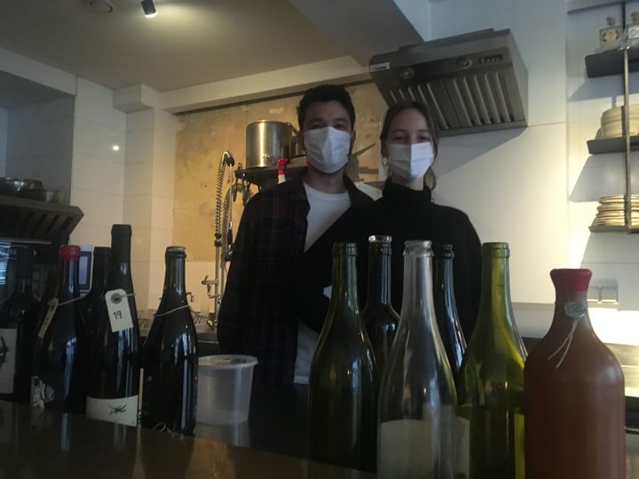 &nbsp; Camille et Victor, patrons du restaurant Early June, près du canal Salnt-Martin à Paris. (GRÉGOIRE LECALOT / RADIO FRANCE)