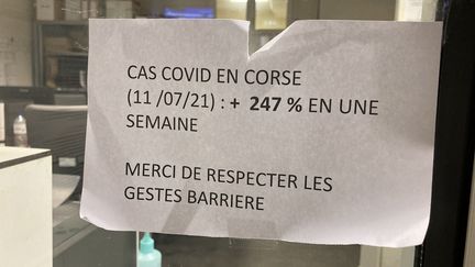 A l'entrée des urgences de l'hôpital de Bastia, cette affiche rappelle aux patients les chiffres inquiétants de la propagation de l'épidémie dans le département.&nbsp; (MATHILDE ANSQUER / RADIO FRANCE)