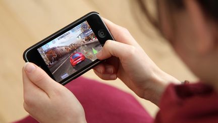 Le temps consacr&eacute; aux jeux vid&eacute;o, notamment sur mobile, a augment&eacute; depuis 2011, r&eacute;v&egrave;le une enqu&ecirc;te publi&eacute;e le 17 juillet 2013. (NICOLAS EUGENIE / ISOPIX / SIPA)