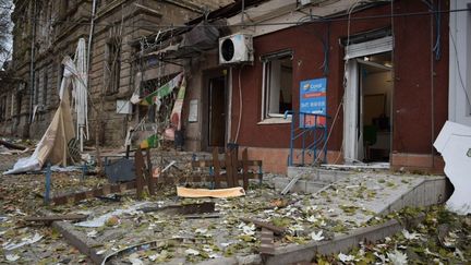 Des maisons endommagées après les attaques des forces russes à Mykolaïv, en Ukraine, le 17 novembre 2024. (MYKOLAIV REGIONAL MILITARY ADMIN / ANADOLU / AFP)