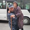 Un soldat aide une femme à descendre du bus qui a conduit des réfugiés depuis le Haut-Karabakh jusqu'à Goris en Arménie. (ERIC AUDRA / RADIOFRANCE)