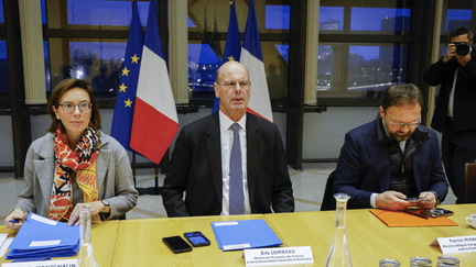 Eric Lombard, entouré d'Amélie de Montchalin et de Patrick Mignola, lors d'une consultation à Bercy consacrée au budget de la France, le 9 janvier 2025. (Ludovic MARIN / AFP)