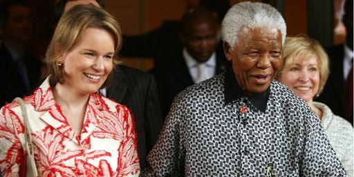 La princesse Mathilde et Nelson Mandela posent devant les photographes après une rencontre à Johannesburg le 15 mars 2006.  (REUTERS/Siphiwe Sibeko)