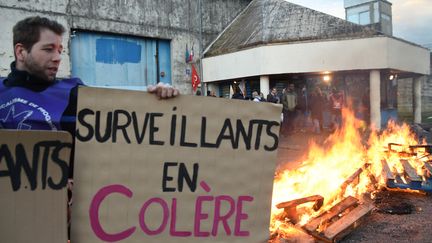 Un surveillant manifeste près de la prison de Gradignan le 15 janvier 2018 (MEHDI FEDOUACH / AFP)