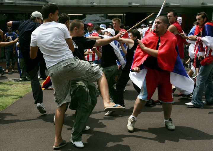 Une bagarre entre supporters serbes et croates le jour de l'ouverture de l'Open d'Australie 2007, &agrave; Melbourne.&nbsp; (LUCAS DAWSON / GETTY IMAGES)