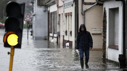 Un habitant marche dans une rue inondée à Neuville-sous-Montreuil (Pas-de-Calais), le 9 novembre 2023. (SAMEER AL-DOUMY / AFP)