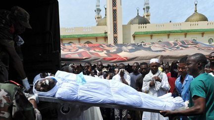 Des Guinéens se recueillent à l'arrivée du corps d'une victime des massacres du 28 septembre devant la grande mosquée de Conakry, le 2 octobre 2009. (Photo AFP/Seylou Diallo)