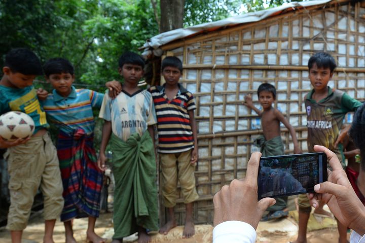 Mohammad Rafiq prend des photos dans le camp de réfugiés de Kutupalong, au Bangladesh.&nbsp; (MUNIR UZ ZAMAN / AFP)