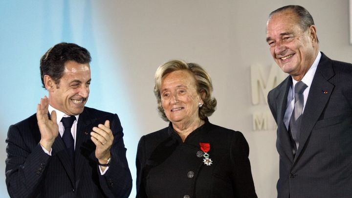 Bernadette Chirac reçoit la légion d'honneur des mains de Nicolas Sarkozy, en présence de Jacques Chirac, le 18 mars 2009. (JACQUES BRINON / AFP)