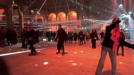 Durant trois semaines, la plus grande patinoire intérieure au monde est installée au Grand Palais de Paris. Un terrain de jeu ouvert à tous les patineurs, quel que soit leur niveau. (France 2)