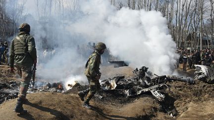 Des soldats indiens examinent la carcasse d'un appareil qui s'est écrasé dans le district de&nbsp;Budgam, le 27 février 2019. (TAUSEEF MUSTAFA / AFP)