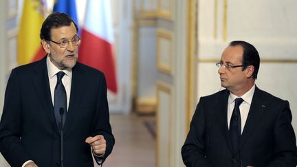 Le chef du gouvernement espagnol, Mariano Rajoy, et le pr&eacute;sident fran&ccedil;ais, Fran&ccedil;ois Hollande, le 26 mars 2013 &agrave; l'Elys&eacute;e. (JACQUES DEMARTHON / AFP)