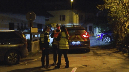 Trois enfants vivant à Taninges en Haute-Savoie ont été retrouvés morts. Tous portaient des blessures infligées par une arme blanche. C’est le père qui a retrouvé les corps, la mère, décrite comme dépressive, est introuvable.