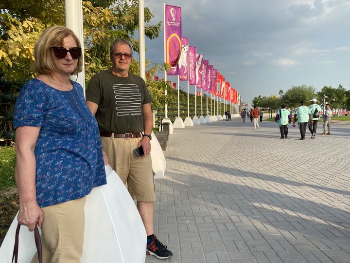 Christian et Régine, deux expatriés français au Qatar depuis seize ans, se promènent sur la corniche de Doha, le 18 novembre 2022. (RAPHAEL GODET / FRANCEINFO)