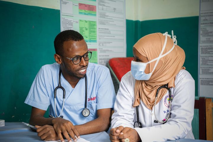 Le Dr Ubah en compagnie de l'un de ses collègues, le Dr Abdi, à l'hôpital Banadir de Mogadiscio, en Somalie, en janvier 2021.&nbsp; (OIM / Spotlight)