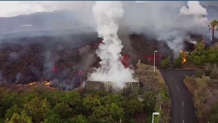 Aux Canaries en Espagne, les coulées de lave du volcan de l'île de la Palma se rapprochent de la mer. Un phénomène qui inquiète les habitants et les spécialistes. La journaliste Maryse Burgot est en direct de la Palma pour faire le point sur la situation. (FRANCE 2)