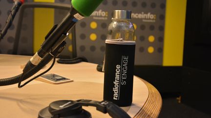 La gourde Radio France dans un studio de franceinfo. (JEAN-CHRISTOPHE BOURDILLAT / RADIO FRANCE)