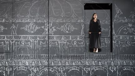 Véronique Gens dans le décor de craie "d' Alceste".
 (Julien Benhamou/Opéra national de Paris)