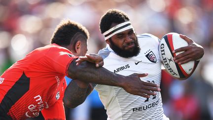 Le Toulousain Kunatani essaye de prendre le vitesse les Toulonnais (ANNE-CHRISTINE POUJOULAT / AFP)