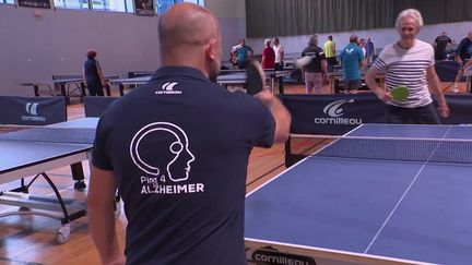 Plusieurs thérapies innovantes voient le jour pour aider les malades d'Alzheimer, comme des séances de ping-pong.&nbsp;
 (Capture d'écran / France 3)