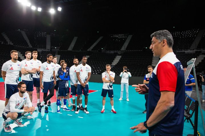 Andrea Giani, entraîneur de l'equipe de France masculine de volley depuis mars, fait le point avec ses joueurs, lors d'un entraînement à l'Arena Futuroscope, près de Poitiers (Vienne), le 24 mai 2022.&nbsp; (MAXPPP)