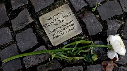 Stolpersteine ("pierre sur laquelle on trébuche") portant le nom d'une victime de la Shoah, Benedict Lachmann. À Berlin, le 27 janvier 2019. (ODD ANDERSEN / AFP)