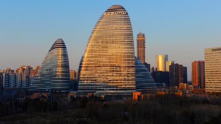 Autre construction impressionnante, celle de l'ensemble "Soho" à Pékin, ici prise en photo le 4 mars 2015 qui se dresse comme une balise au bord de l'autoroute de Pékin menant à l'aéroport. (HU QINGMING / IMAGINECHINA /AFP)