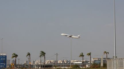 Un avion au décollage à l'aéroport Ben Gourion près de Tel-Aviv en Israël, le 6 novembre 2024. Photo d'illustration. (GIL COHEN-MAGEN / AFP)