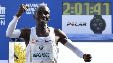 Le Kényan Eliud Kipchoge a battu le record du monde de marathon, dimanche 16 septembre 2018 à Berlin. (JOHN MACDOUGALL / AFP)