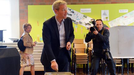 Norbert R&ouml;ttgen vote le 13 mai 2012 &agrave; K&ouml;nigswinter dans l'ouest de l'Allemange. (MAURIZIO GAMBARINI / AFP)