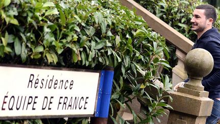 Romain Alessandrini découvre la maison bleue, à Clairefontaine (FRANCK FIFE / AFP)