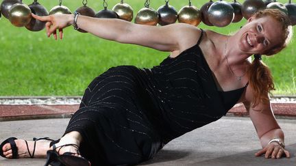 Pas facile d'&ecirc;tre f&eacute;minine lorsque l'on est une lanceuse de marteau. Heureusement, le photographe a su r&eacute;v&eacute;ler la femelle qui sommeille en la championne allemande&nbsp;Betty Heidler. (ALEXANDER HASSENSTEIN / BONGARTS / GETTY IMAGES )