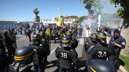 Les pompiers des Alpes Maritimes sont venus manifester près du Palais des Festivals, solidement protégé par une compagnie de CRS. Ils protestent contre un projet préfectoral de modification de leur régime de travail.
 (MAXPPP/Nice Matin)