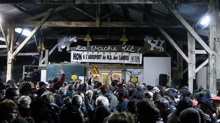 Des&nbsp;opposants au projet&nbsp;Notre-Dame-des-Landes&nbsp;fêtent la décision d'abandon du gouvernement à "La Vache Rit", dans la ZAD, mercredi 17 janvier 2018. (YANN SCHREIBER / RADIO FRANCE)