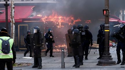 Le restaurant Fouquet's en flammes, le 16 mars 2019 à Paris. (BENOIT TESSIER / REUTERS)