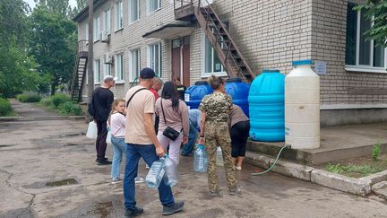 Des habitants de Nikopol (Ukraine) font la queue devant les citernes d'eau potable installées par la municipalité. Juin 2023. (JEREMY TUIL / RADIO FRANCE)