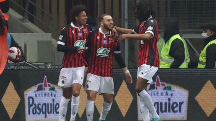 Calvin Stengs, Amine Gouiri et Khephren Thuram célèbrent l'ouverture du score de l'OGC Nice face à Versailles, en demi-finale de la Coupe de France, le 1er mars 2022. (VALERY HACHE / AFP)