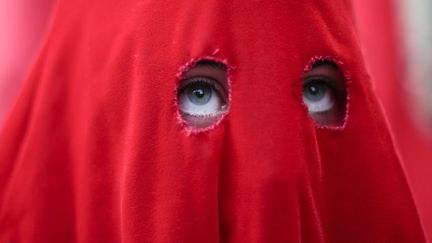 Un p&eacute;nitent participe &agrave; la procession "Via Crucis" &agrave; Saint Jacques-de-Compostelle (Espagne), le 16 avril 2014. (MIGUEL VIDAL / REUTERS)