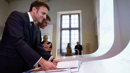 Le président français Emmanuel Macron visite le parcours permanent de la Cité internationale de la langue française, lors de son inauguration au château de Villers-Cotterets, dans le nord-est de la France, le 30 octobre 2023. (CHRISTIAN HARTMANN / POOL)