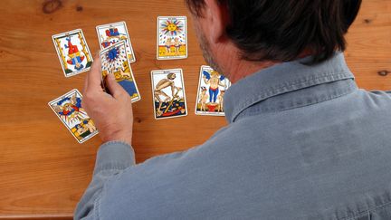 Tirage de cartes du tarot de Marseille (illustration). (RICHARD VILLALON / MAXPPP)