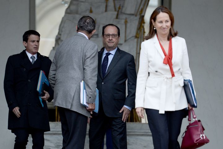 François Hollande regardant Ségolène Royal, la ministre de l'Environnement, quitter le palais de l'Elysée après le Conseil des ministres, le 1er juin 2016 à Paris. (STEPHANE DE SAKUTIN / AFP)