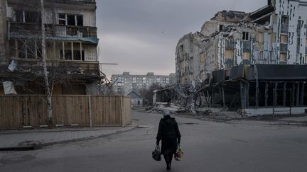 A woman walks in the town of Povrosk on December 5, 2023 in Ukraine.  (MAREK M. BEREZOWSKI / AFP)