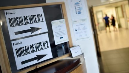 Dans un bureau de vote de Firminy (Loire) lors du second tour des élections municipales, le 28 juin 2020. (MAXPPP)