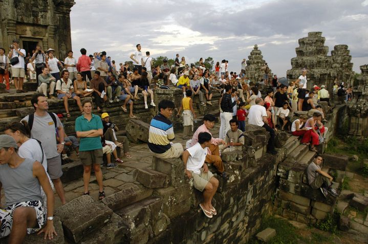 Face à l'afflux de touristes sur les temples d'Angkor, les autorités cambodgiennes ont décidé de sévir
 (Sébastien Désarmaux / GODONG/picture-alliance / Godong/Newscom/MaxPPP)