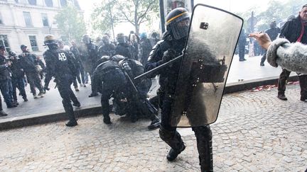 Des CRS dans les rues de&nbsp;Paris, le 1er mai 2018.&nbsp; (MAXPPP)