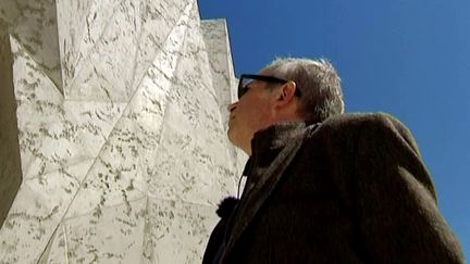 Vincent Speller contemple son travail : la réplique de la Grotte Chauvet 
 (France3/culturebox)